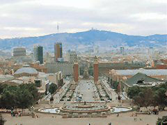 Vista geral de Barcelona com a Fonte Montjuic e a Praça de Espanha em primeiro plano