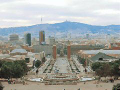 Vista geral de Barcelona com a Fonte Montjuic e a Praa de Espanha em primeiro plano